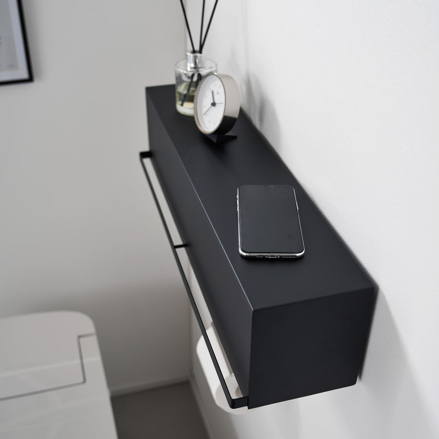 Veggmontert oppbevaringsboks Tower i sort utførelse.