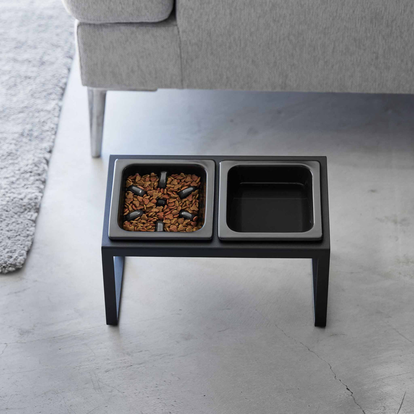 Keramiske hundeskåler i stativ som gir mer komfortabel spisestilling