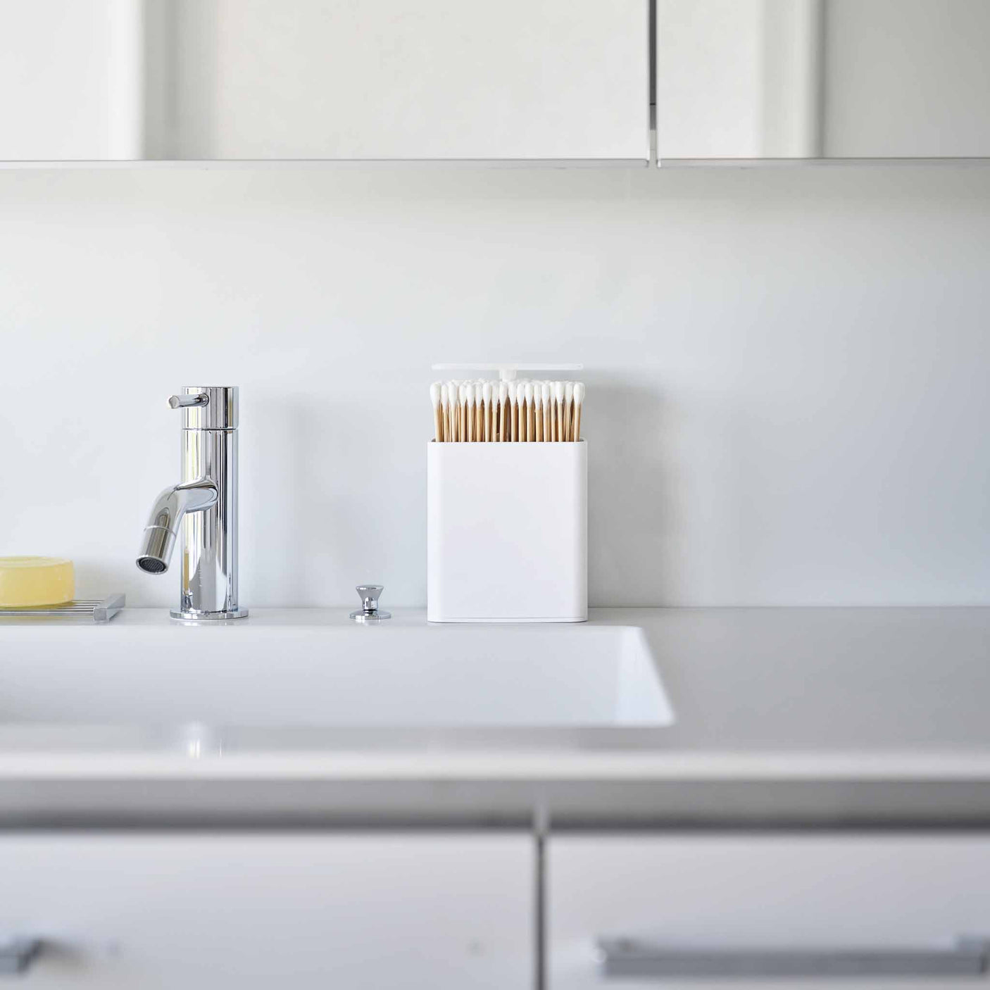 Organiseringsboks i hvit utførelse med fire rom og smart trykkfunksjon