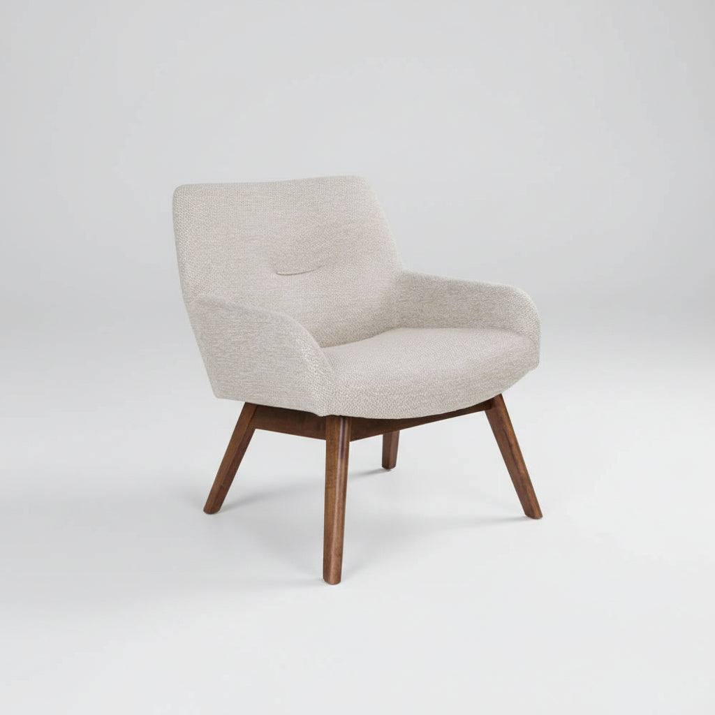 London Lounge stol i sandfarget tekstil med valnøttben – frontbilde