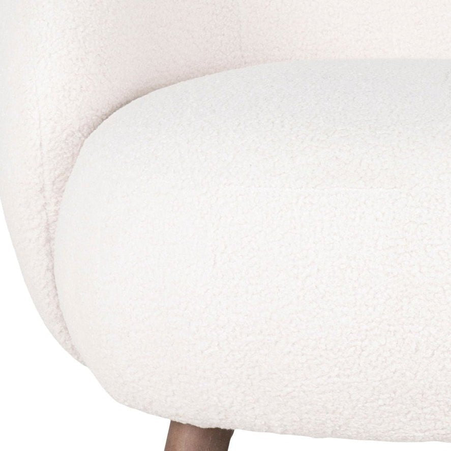 Hvit loungestol med matchende puff og treben i valnøtt look