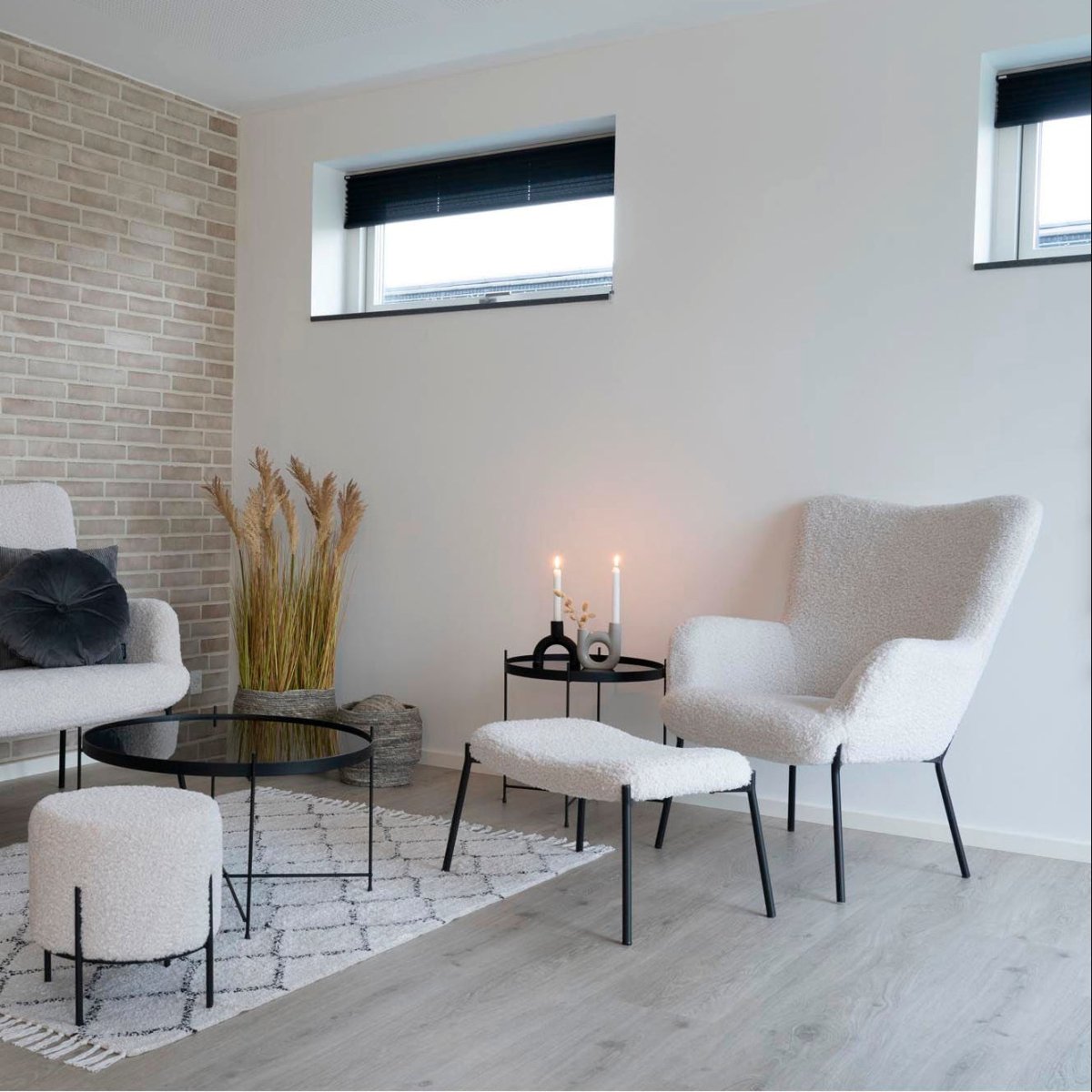 Glasglow sett lounge stol og puff hvit - Lindas Dekor