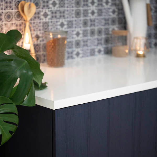 Vareprøve: Uni lack hvit høyglans kontaktplast