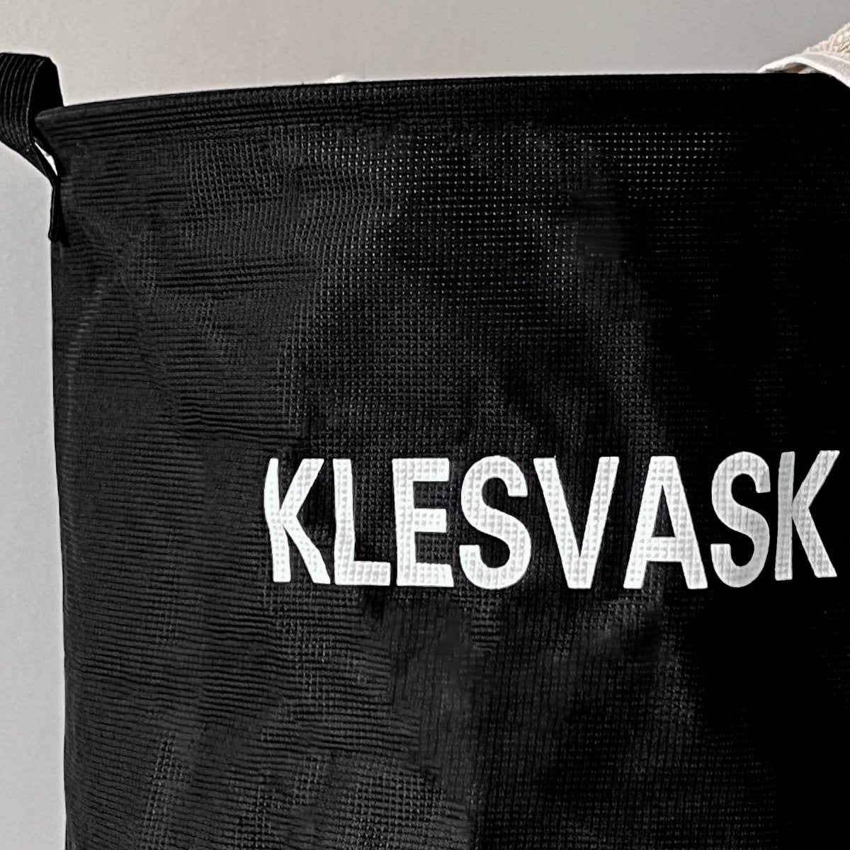 Moderne tøjvaskkurv med tekst på forsiden