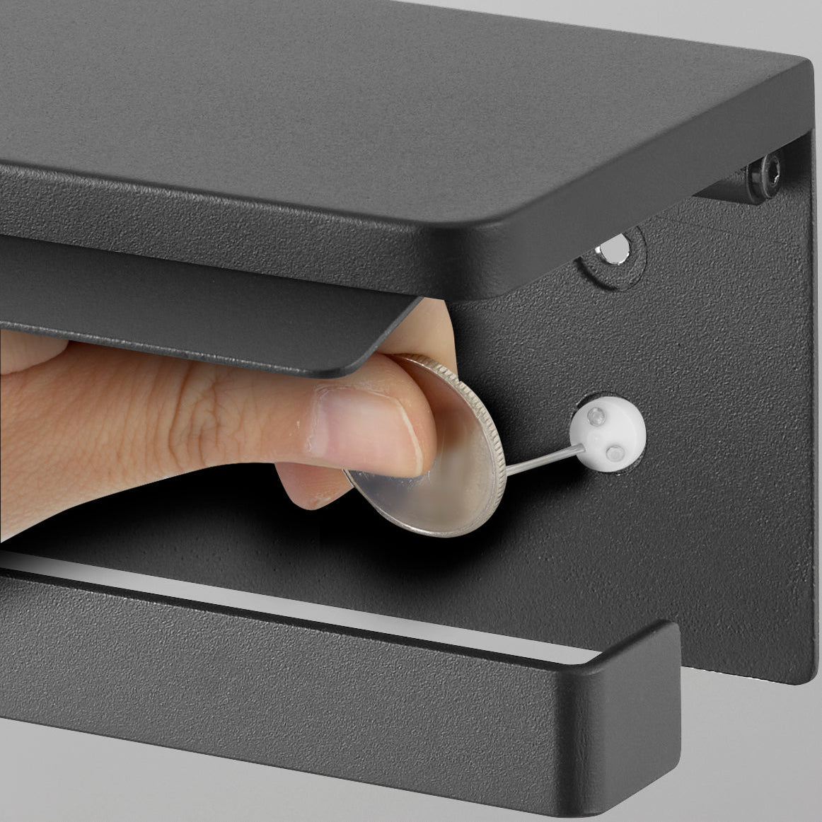 Toalettpapirholder med hylle i sort metall, veggmontert modell som tåler fukt og daglig bruk.