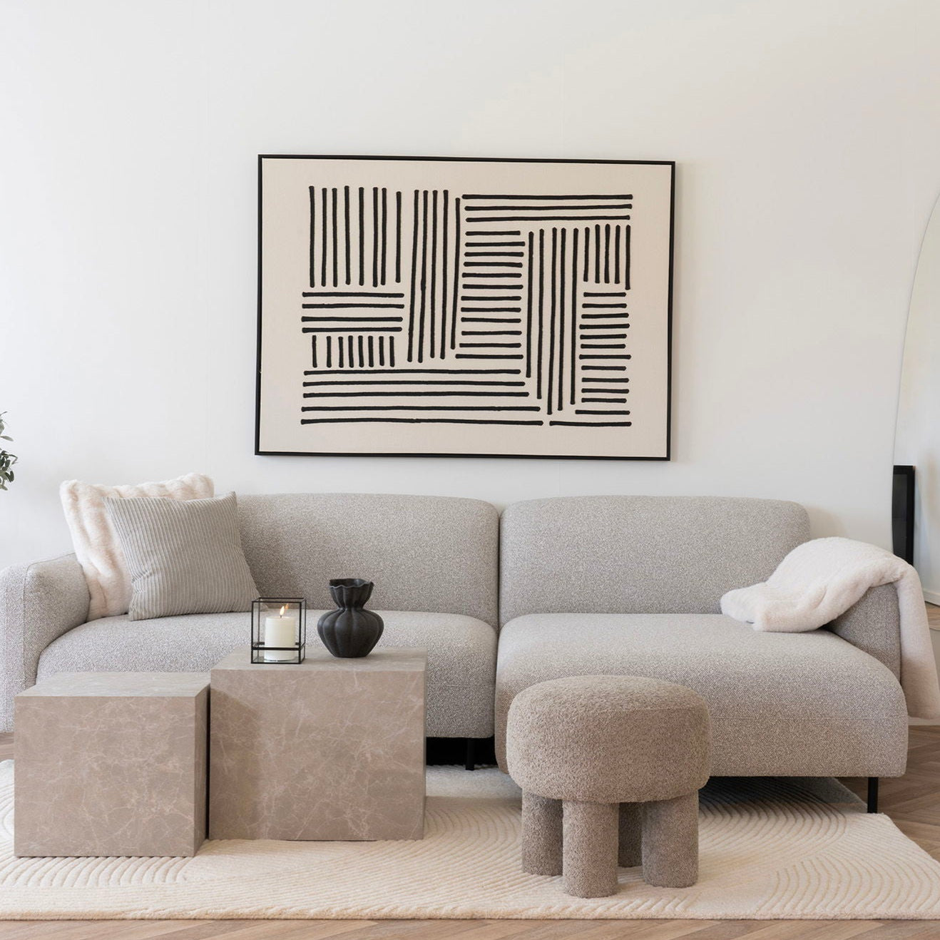 Komfortabel sofa i sandtone med avrundede armlener.