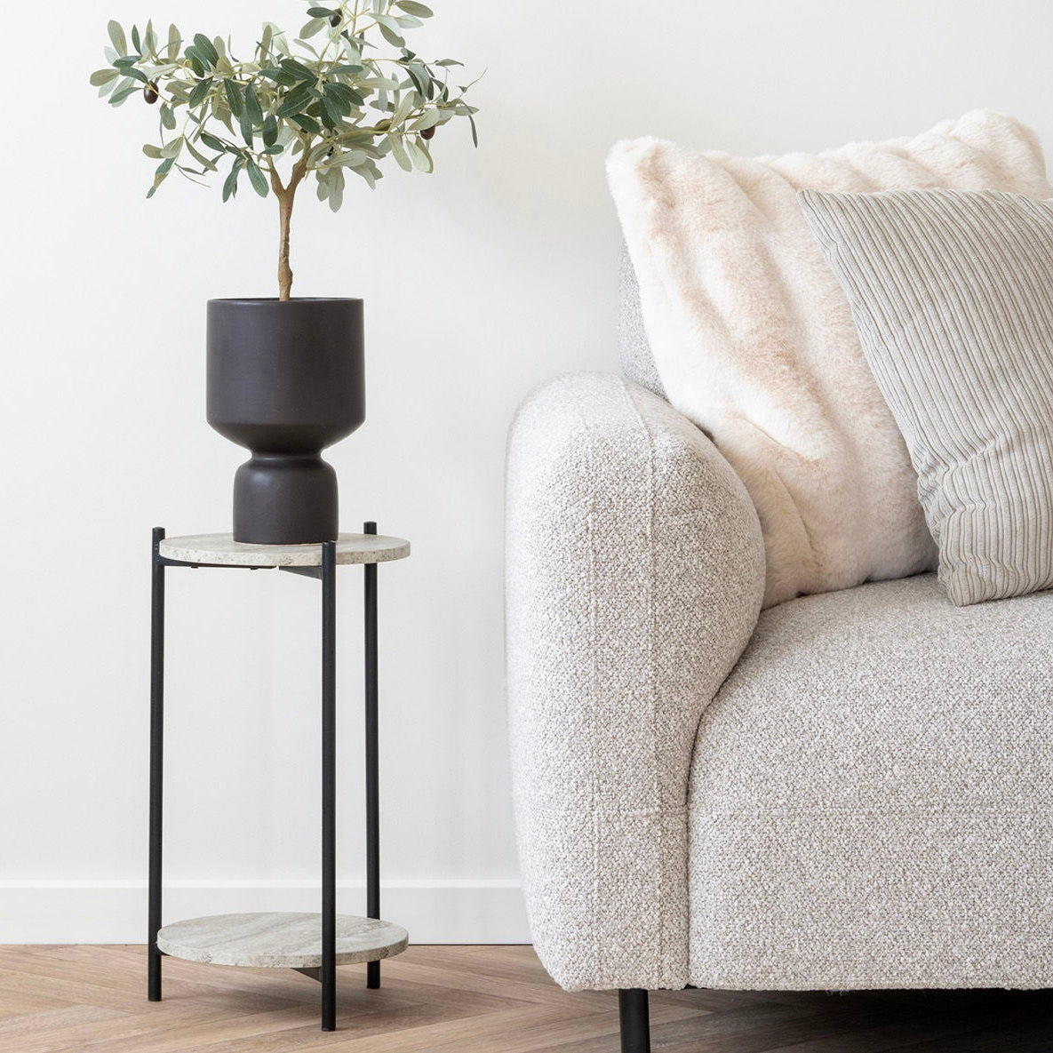 Lounge sofa i sandfarget tekstil for rolig atmosfære.