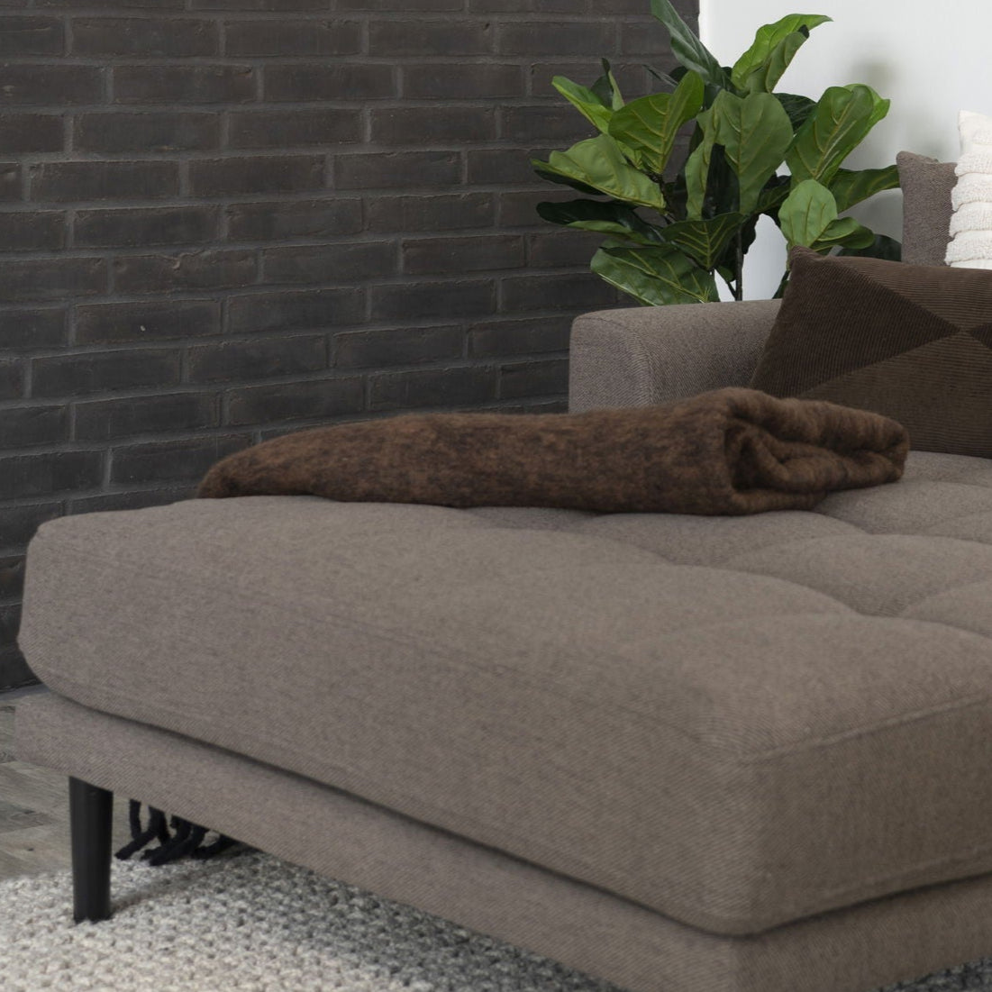 Lido Lounge Sofa brun venstrevendt plassert i moderne stue med bord og dekor.