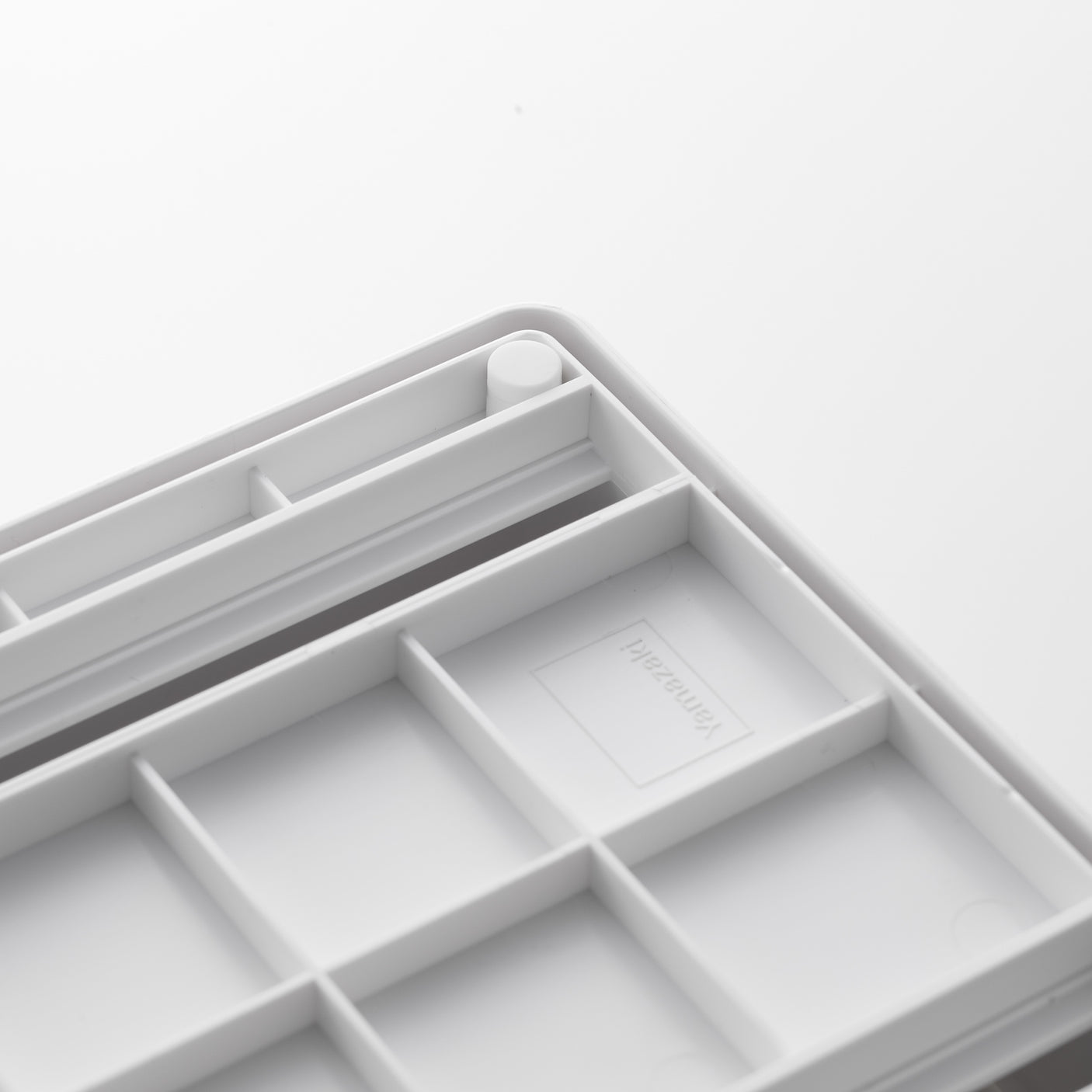 Organisator for kjøkkenutstyr med fleksible rom og sklisikker base.