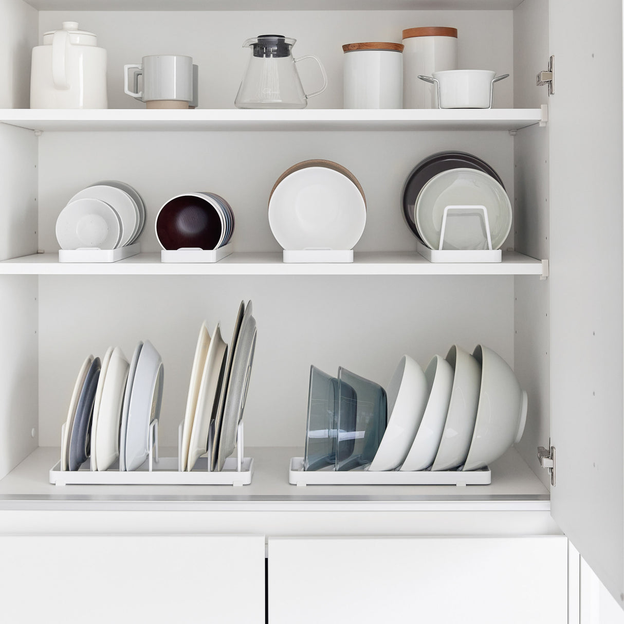 Skålstativ som holder salat- og suppeskåler oversiktlig og lett tilgjengelig i skap.