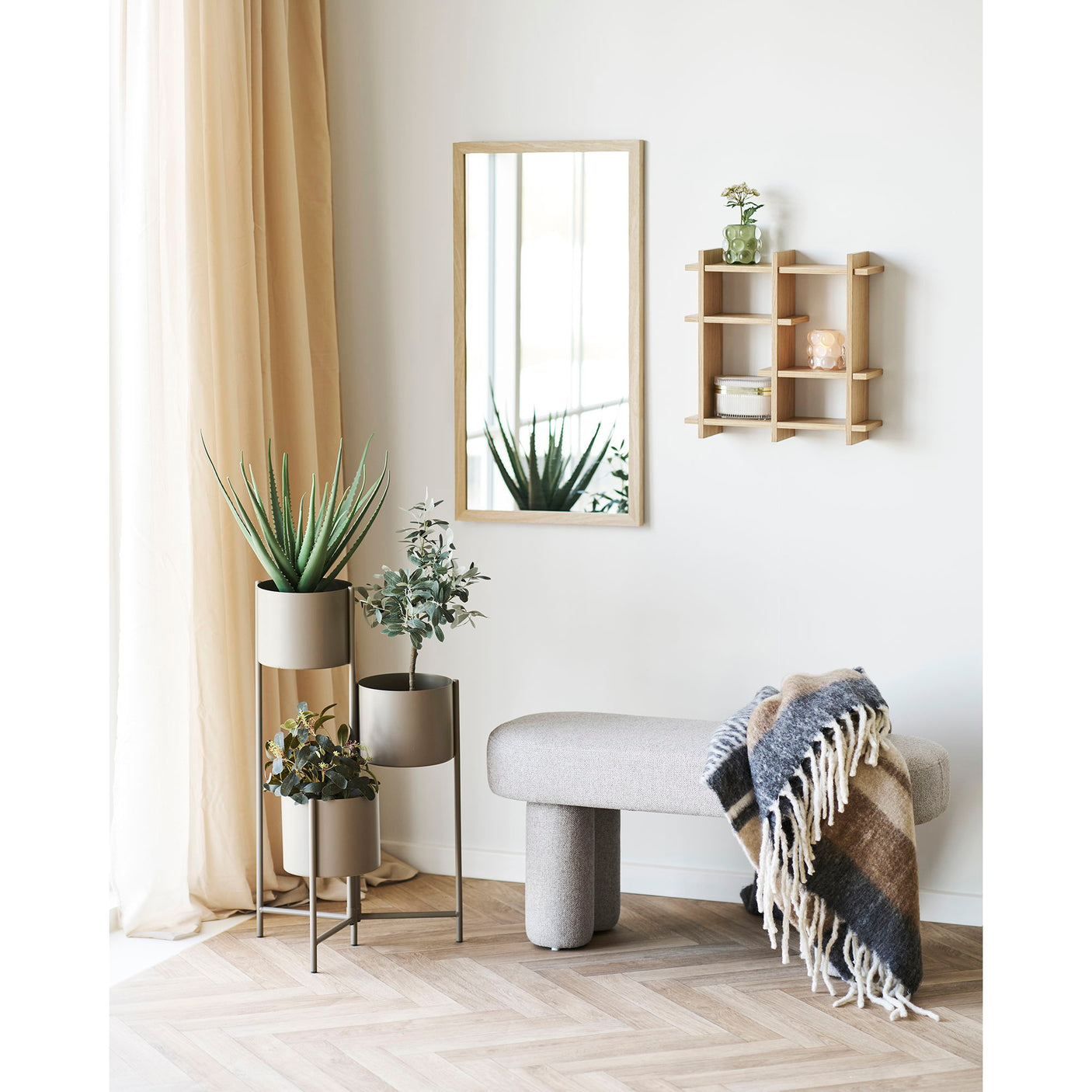 Weston benk plassert i gang med speil og dekor – lys interiørstil