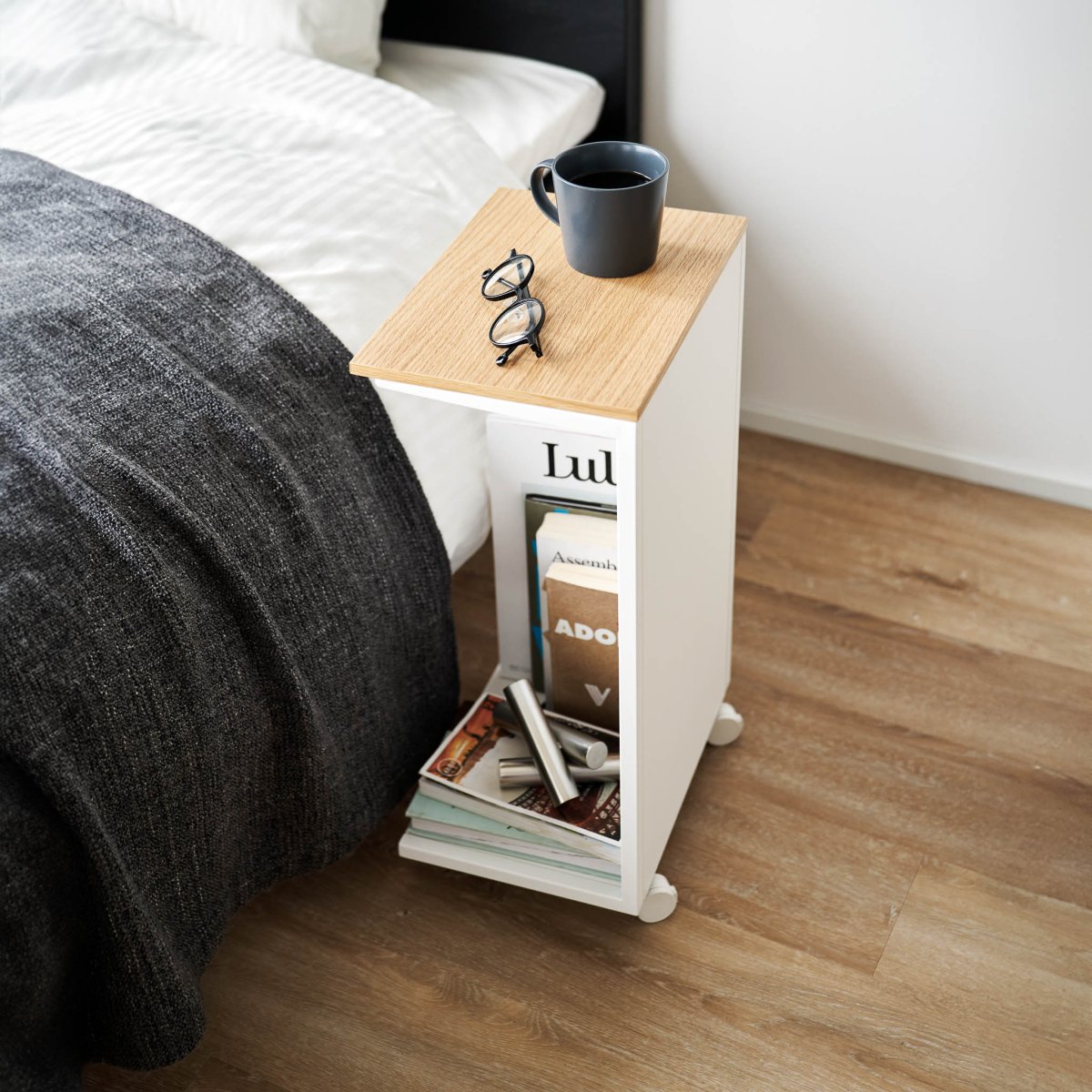 Sidebord med treplate og hjul hvit 55 x 31 cm - Lindas Dekor