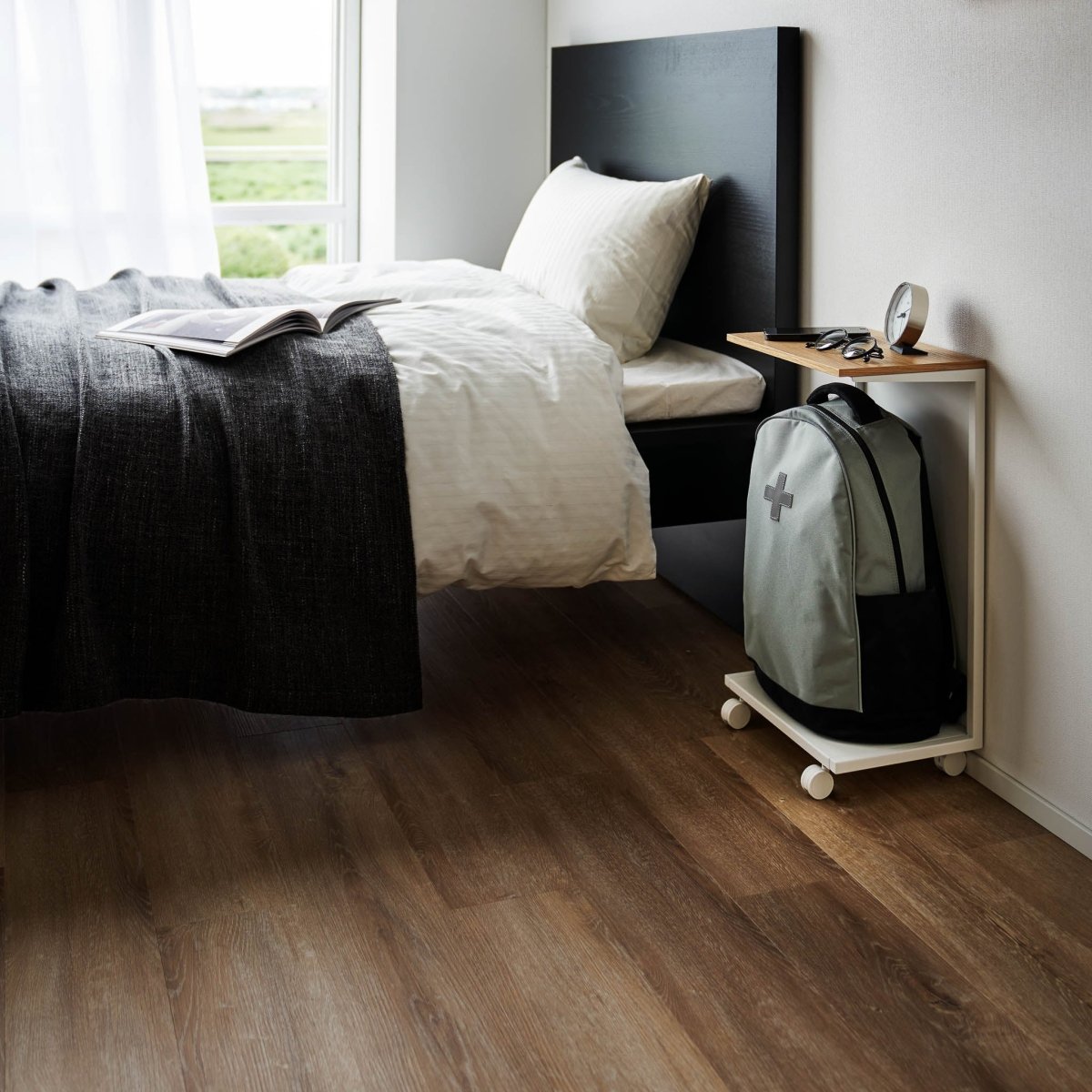 Sidebord med treplate og hjul hvit 55 x 31 cm - Lindas Dekor