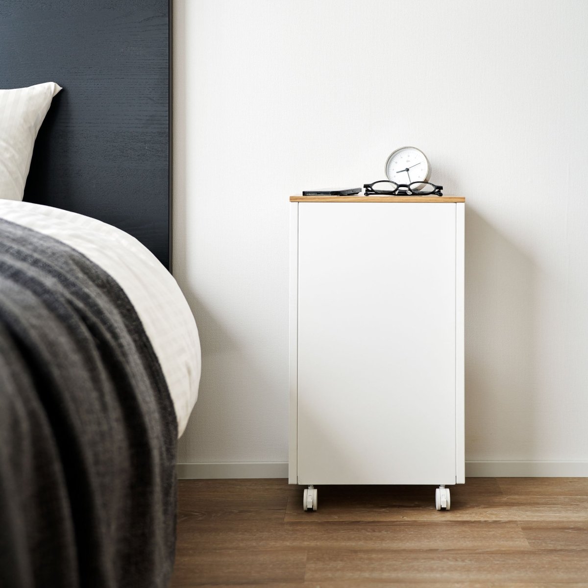 Sidebord med treplate og hjul hvit 55 x 31 cm - Lindas Dekor