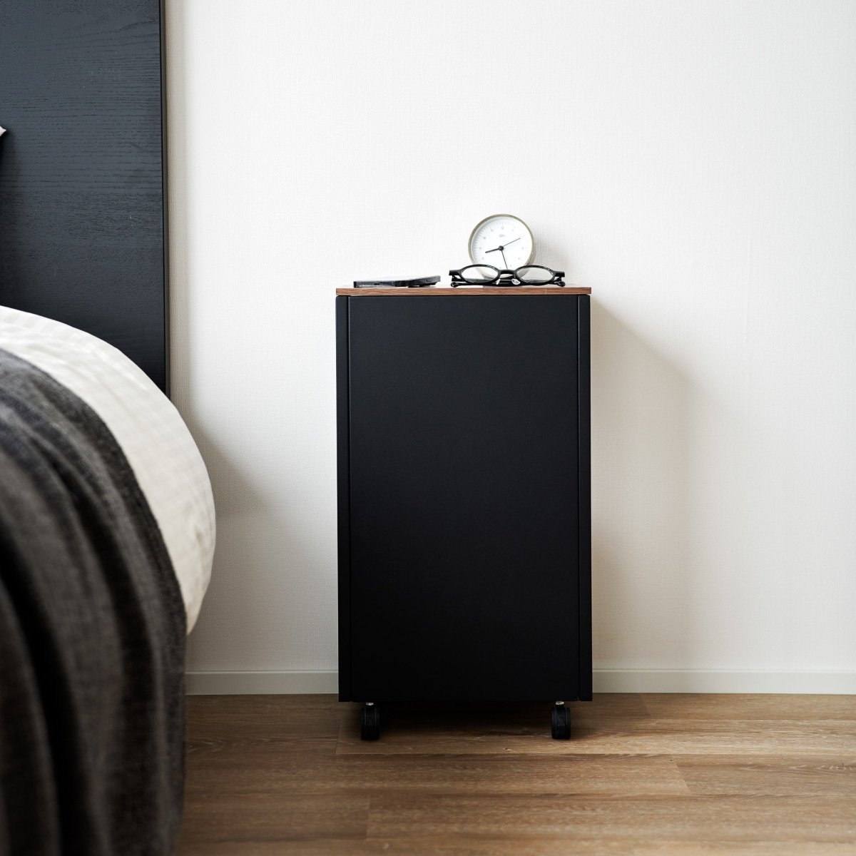 Sidebord med hjul sort 55 x 31 cm - Lindas Dekor
