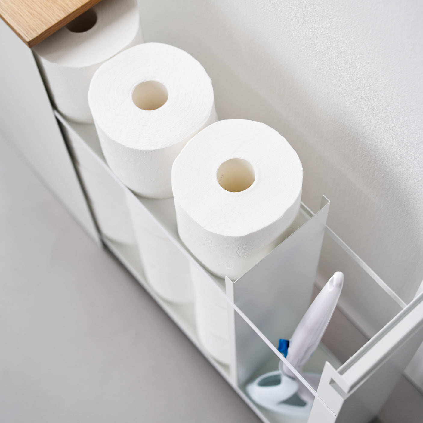 Praktisk baderomshylle med treplate og uttrekkbar front for enkel tilgang til oppbevaring.