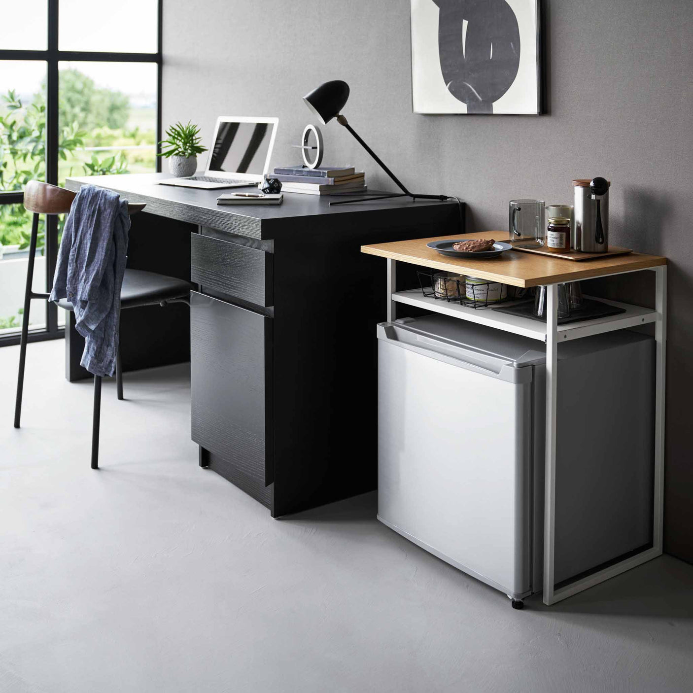 Sidebord med treplate plassert over minikjøleskap i moderne hjemmekontor