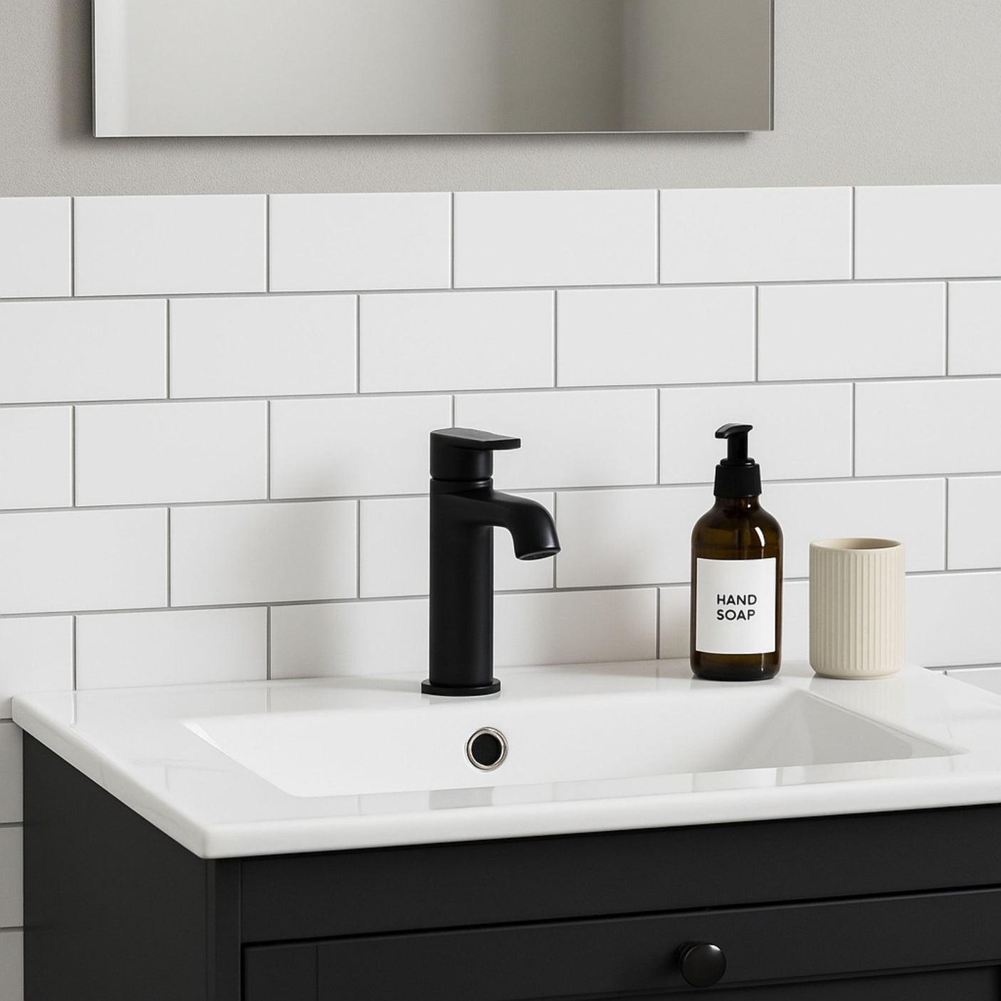 Baderomsinnredning med subway hvit veggfliser og svart armatur for moderne kontrast.