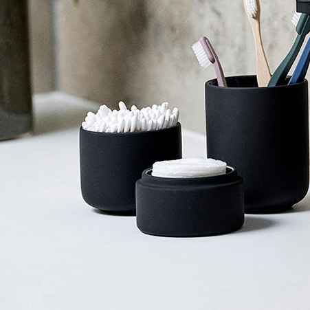 Nærbilde av Ume med q-tips og bomull oppi