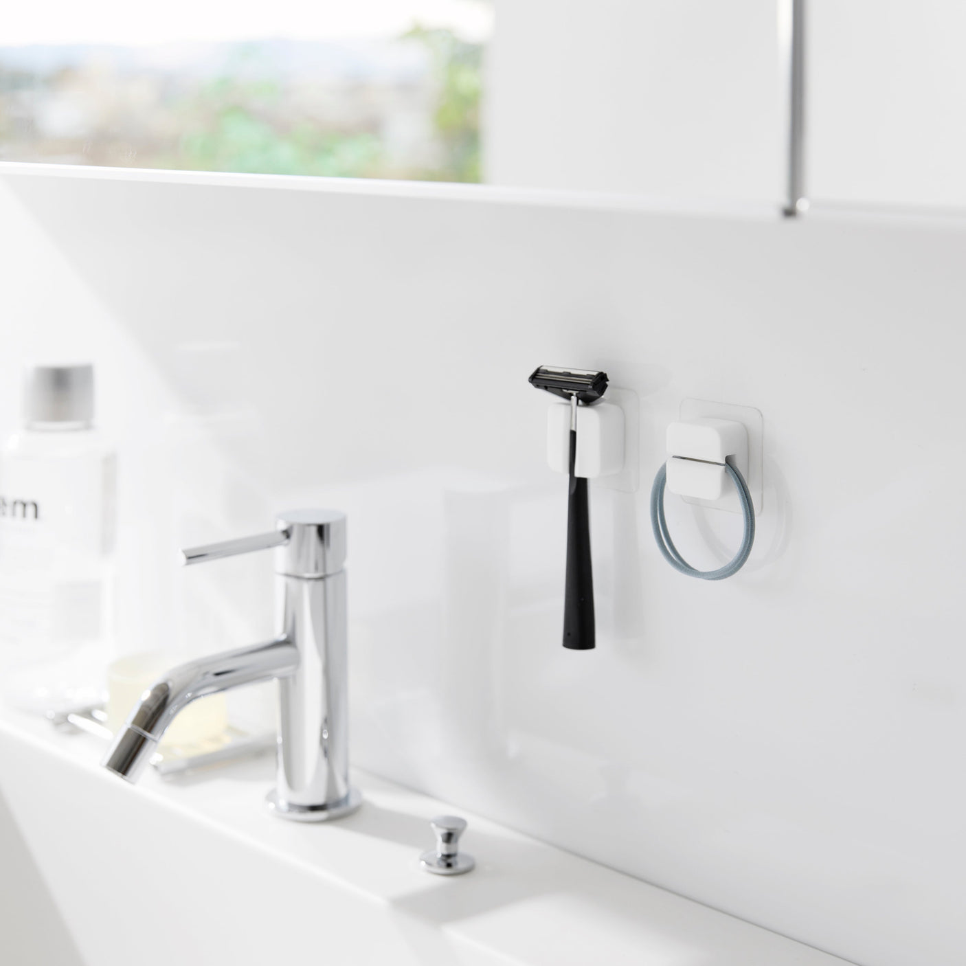 Universell veggmontert holder til små gjenstander.