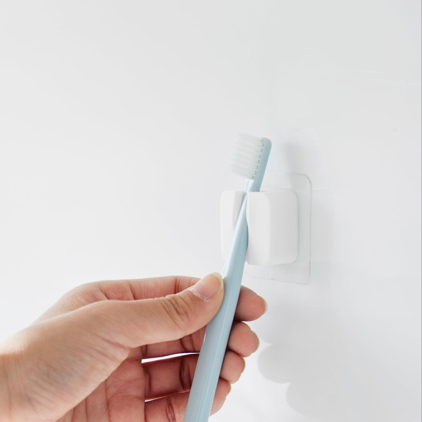 Allsidig holder som kan brukes på bad, kjøkken eller kontor.