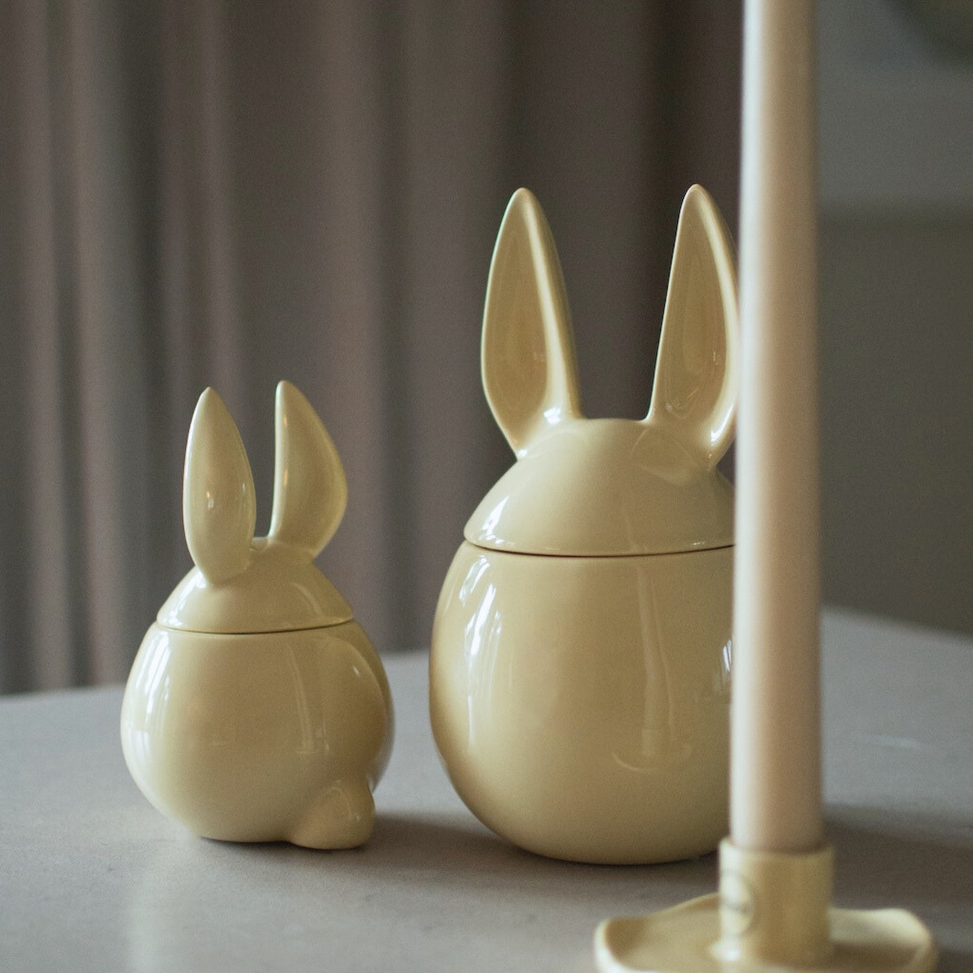 DBKD eating rabbit yellow skåler med lokk stor og liten