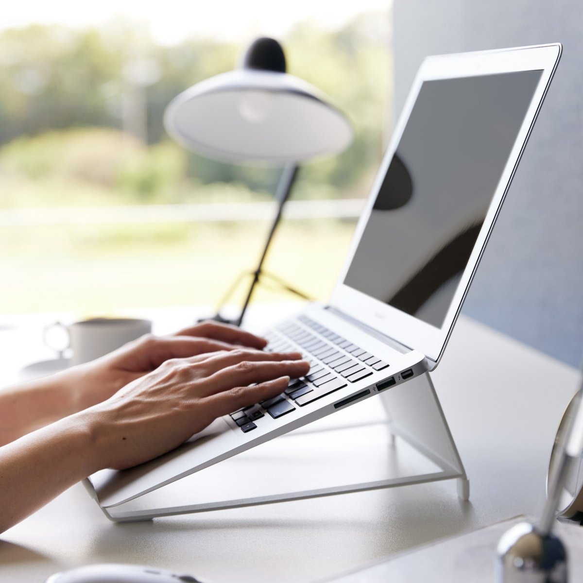 Stativ for laptop/nettbrett hvit - Lindas Dekor