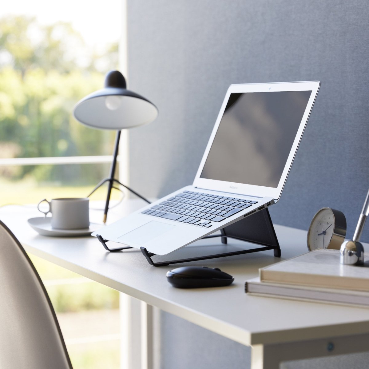 Justerbart stativ for laptop/nettbrett sort - Lindas Dekor