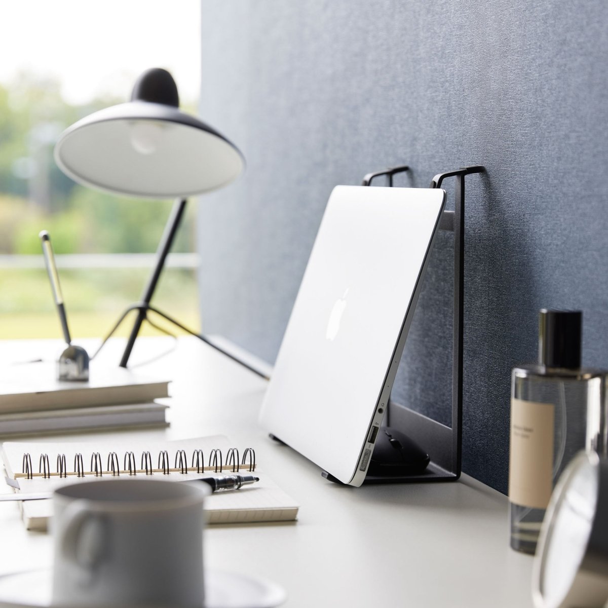 Justerbart stativ for laptop/nettbrett sort - Lindas Dekor