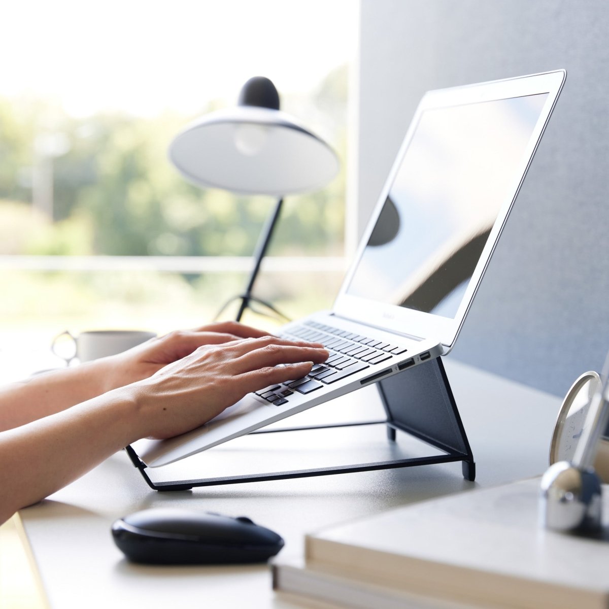 Justerbart stativ for laptop/nettbrett sort - Lindas Dekor