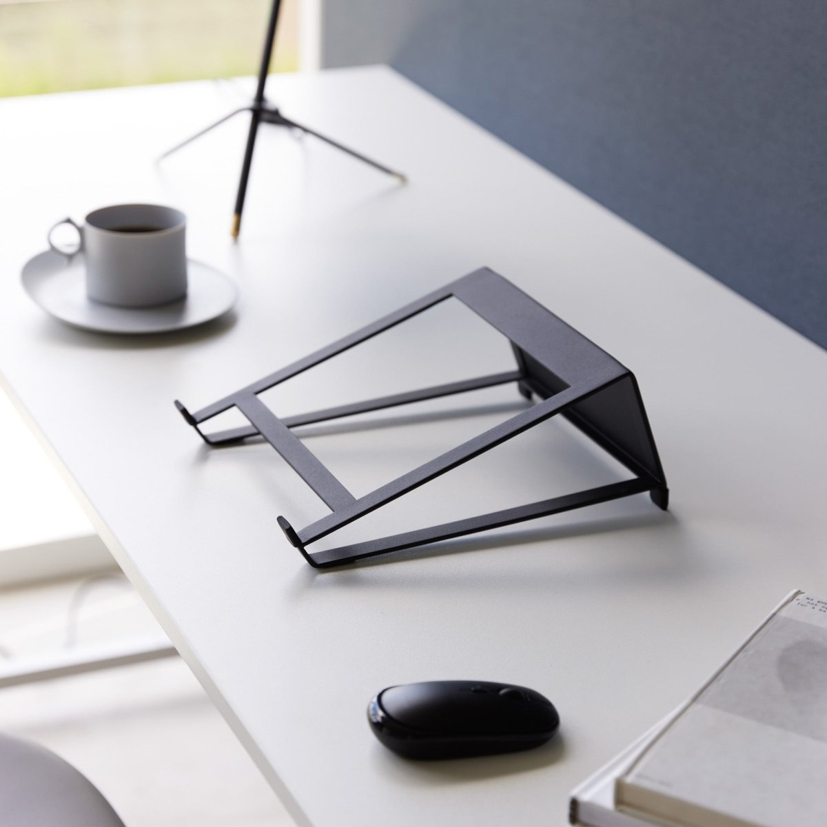 Justerbart stativ for laptop/nettbrett sort - Lindas Dekor