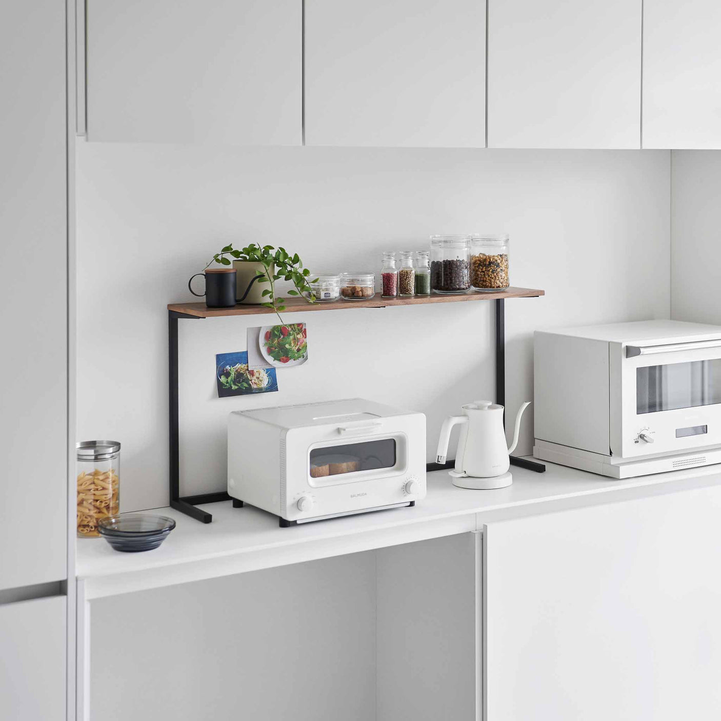 Kjøkkenhylle til benk med treplate og sort stålramme brukt over brødrister på kjøkkenbenk