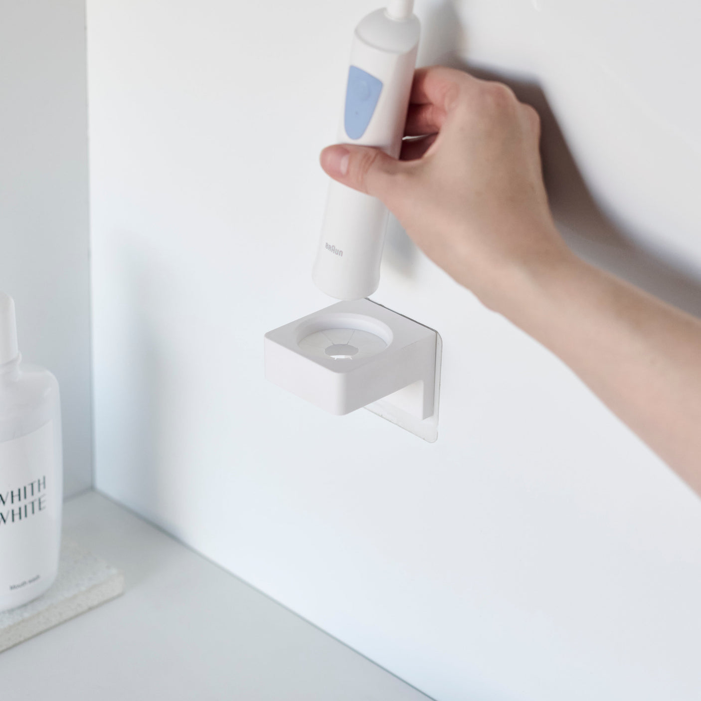 Selvklebende rund holder for organisering av små gjenstander.