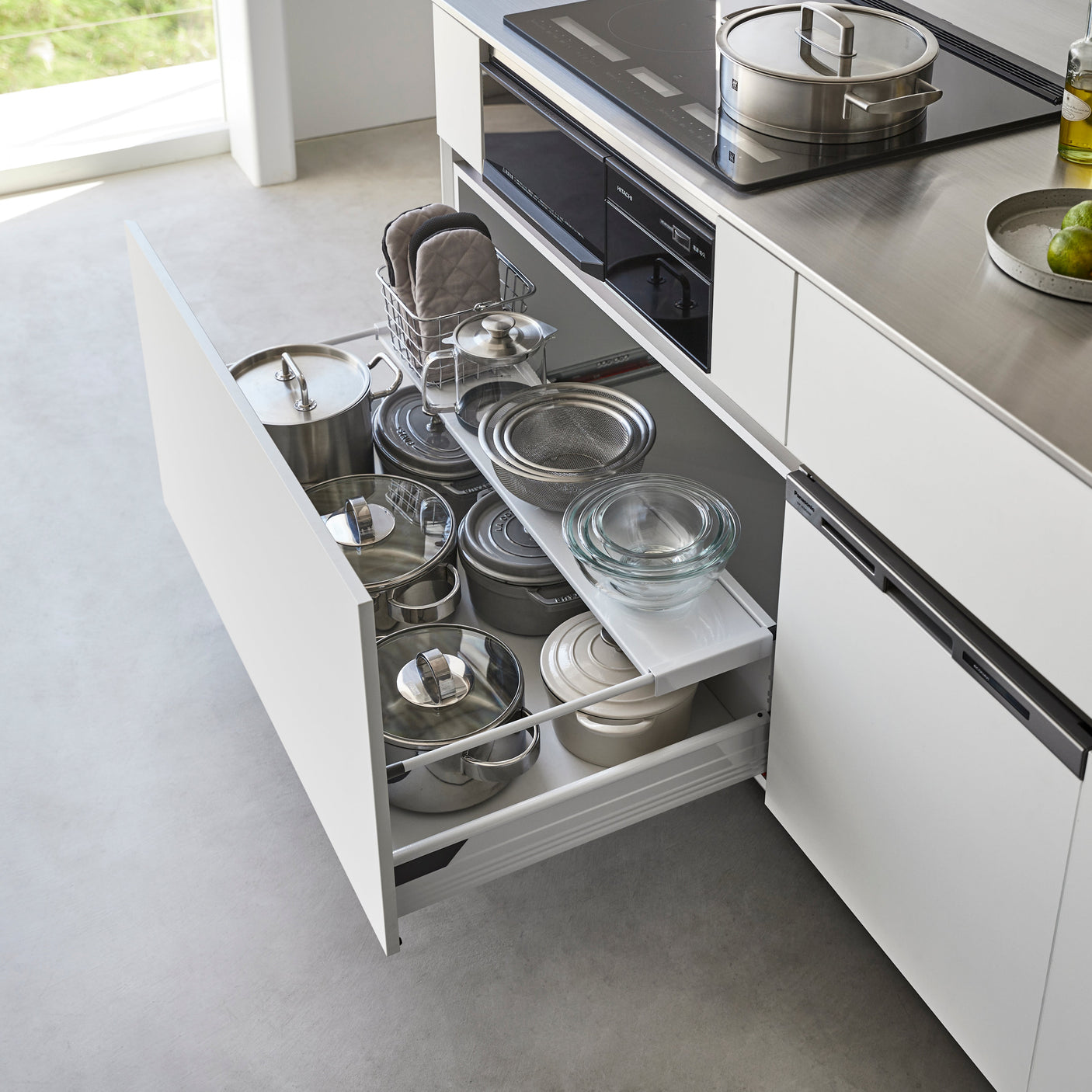 Justerbar skuffehylle for bedre organisering.