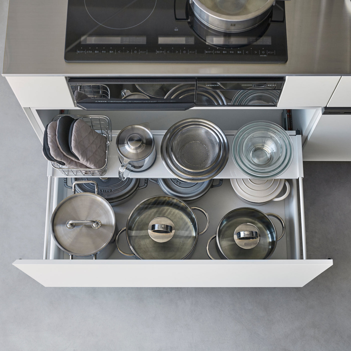 Uttrekkbar skuffehylle for ekstra lagringsplass.