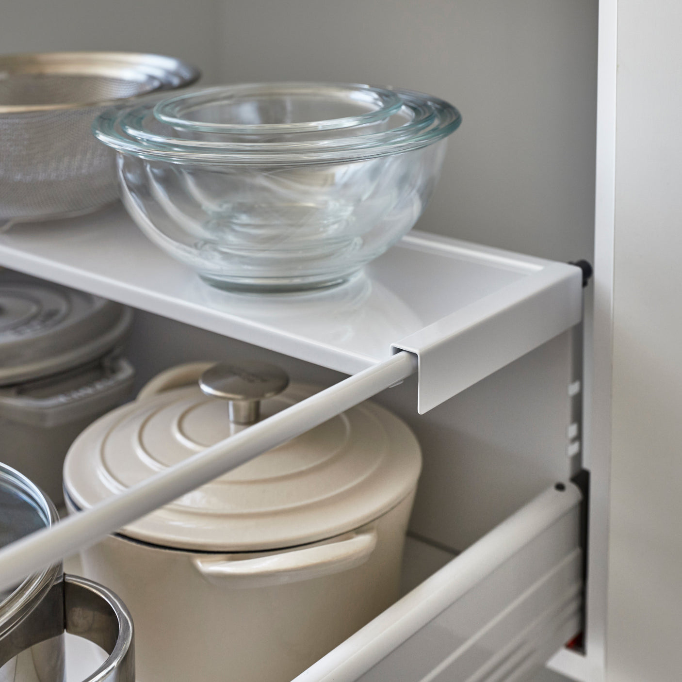 Kjøkkenskuff med justerbar hylle for optimal orden.