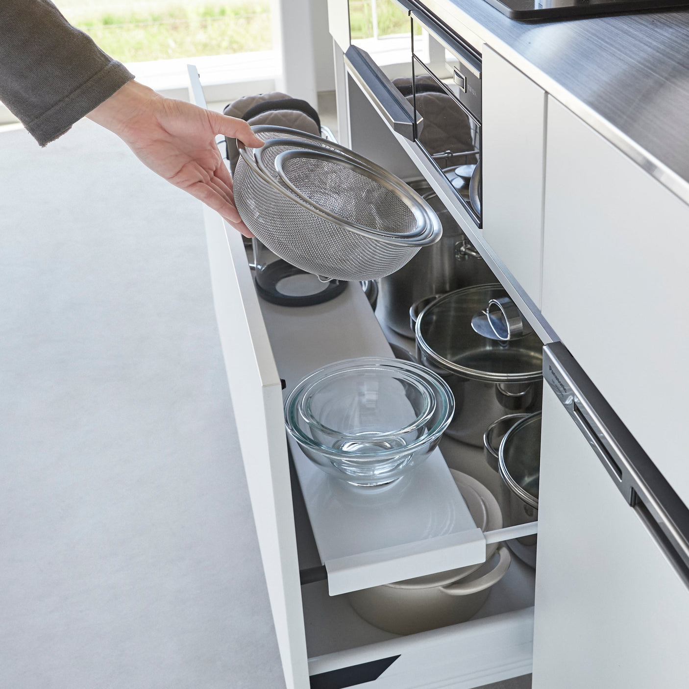 Plassbesparende hylle for smartere skuffeoppbevaring.