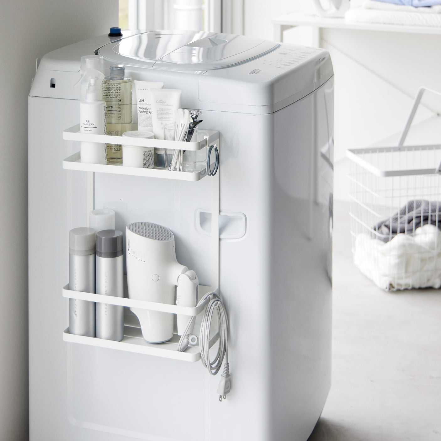 Flyttbar hvit oppbevaringshylle med magnet for vask og rengjøring.
