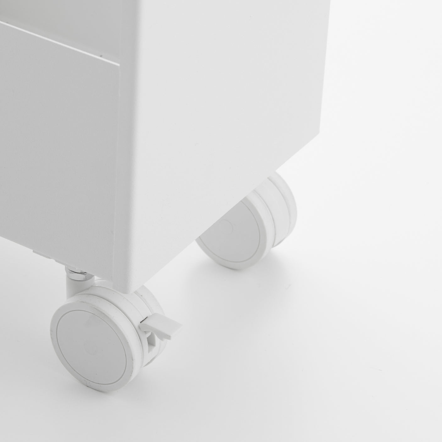 Flyttbar oppbevaringsvogn i hvit plast og metall med fire hyller.