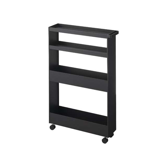 Sort oppbevaringsvogn med fire hyller plassert mellom vaskemaskin og tørketrommel.