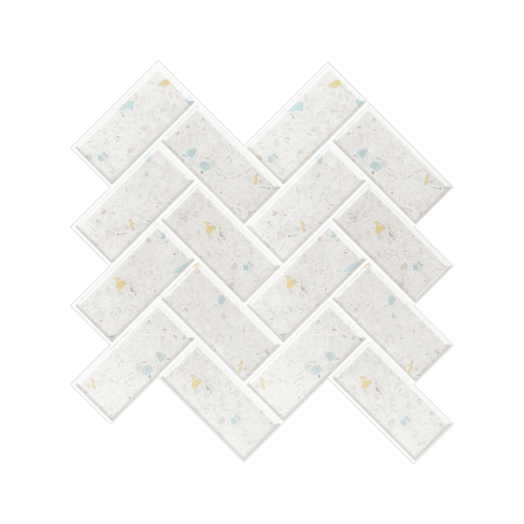 Selvklebelig terrazzo-flis i fiskebensmønster med gule og blå detaljer, 30,5 x 30,5 cm.