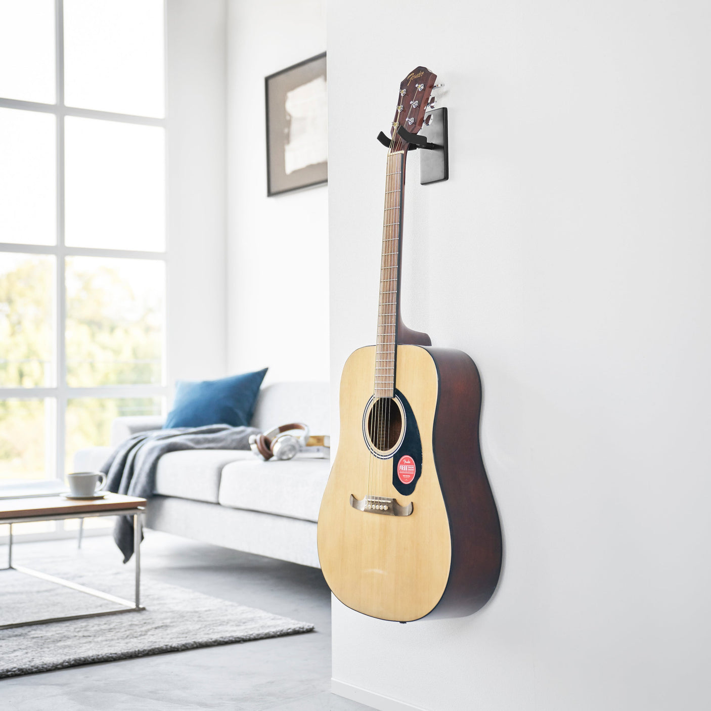 Vegghengt gitarholder med sikker oppbevaring.