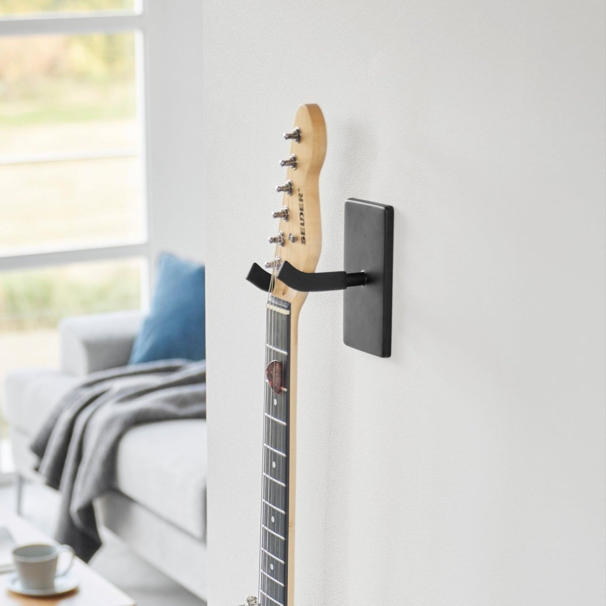 Vegghengt gitarholder sort - Lindas Dekor