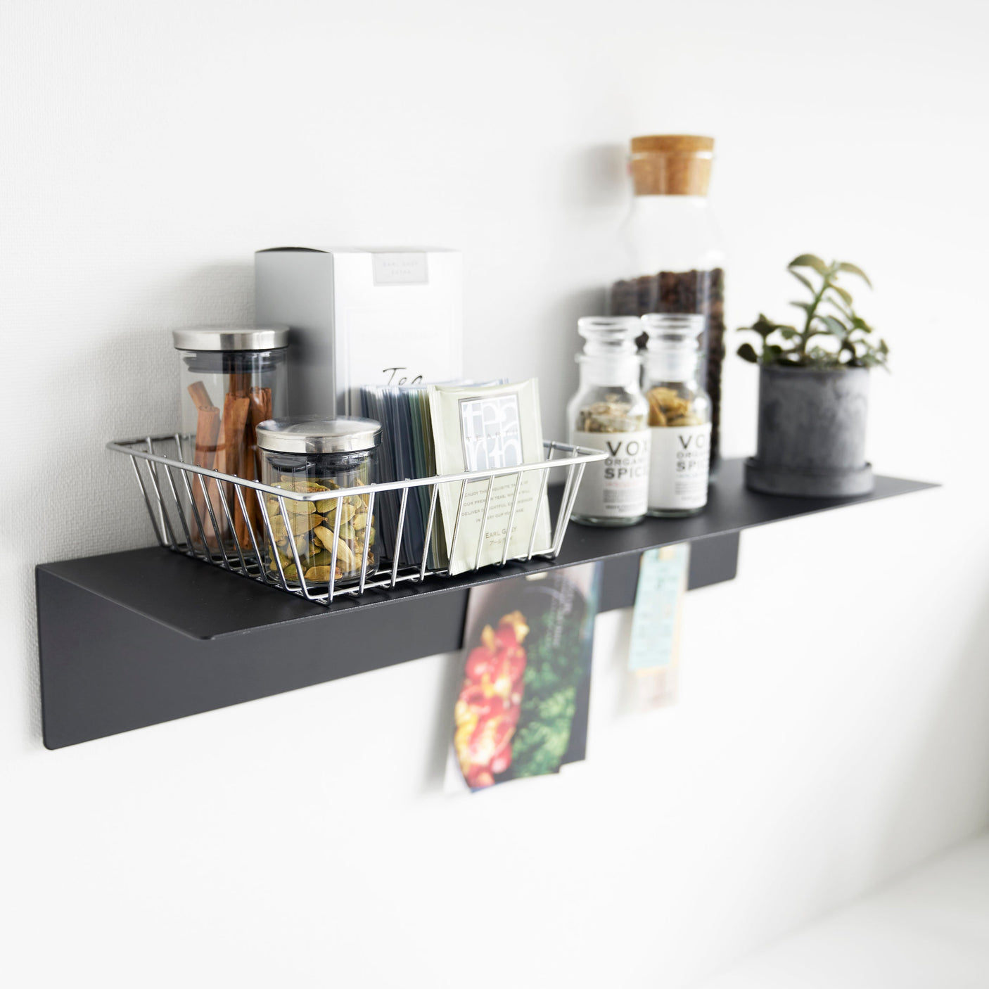Vegghylle med kombinert oppbevaringsplass og magnetisk flate.