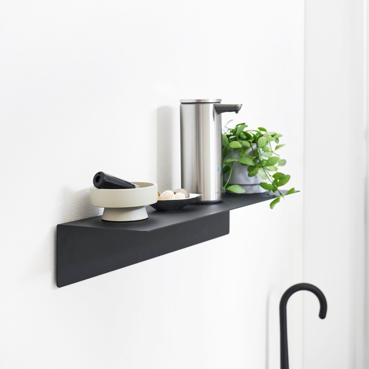 Vegghylle i sort metall 50 x 15,7 cm - Lindas Dekor