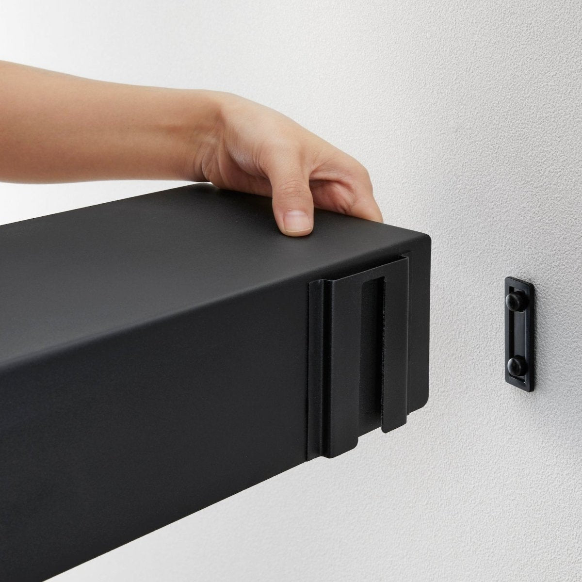 Vegghylle i sort metall 50 x 15,7 cm - Lindas Dekor
