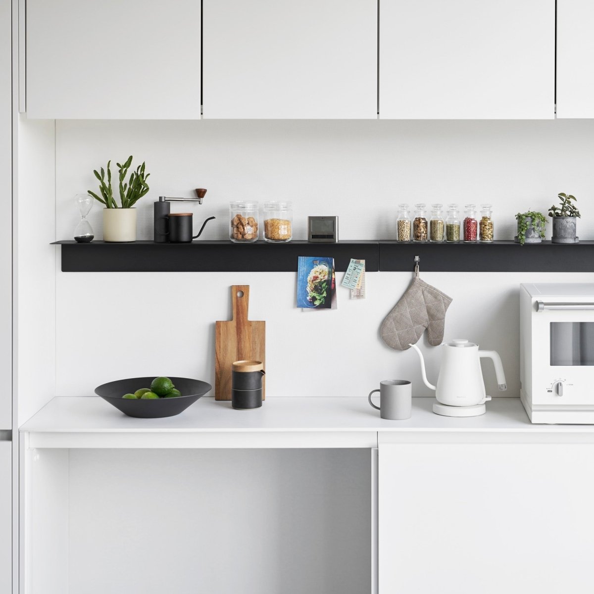 Vegghylle i sort metall 90 x 9 cm - Lindas Dekor