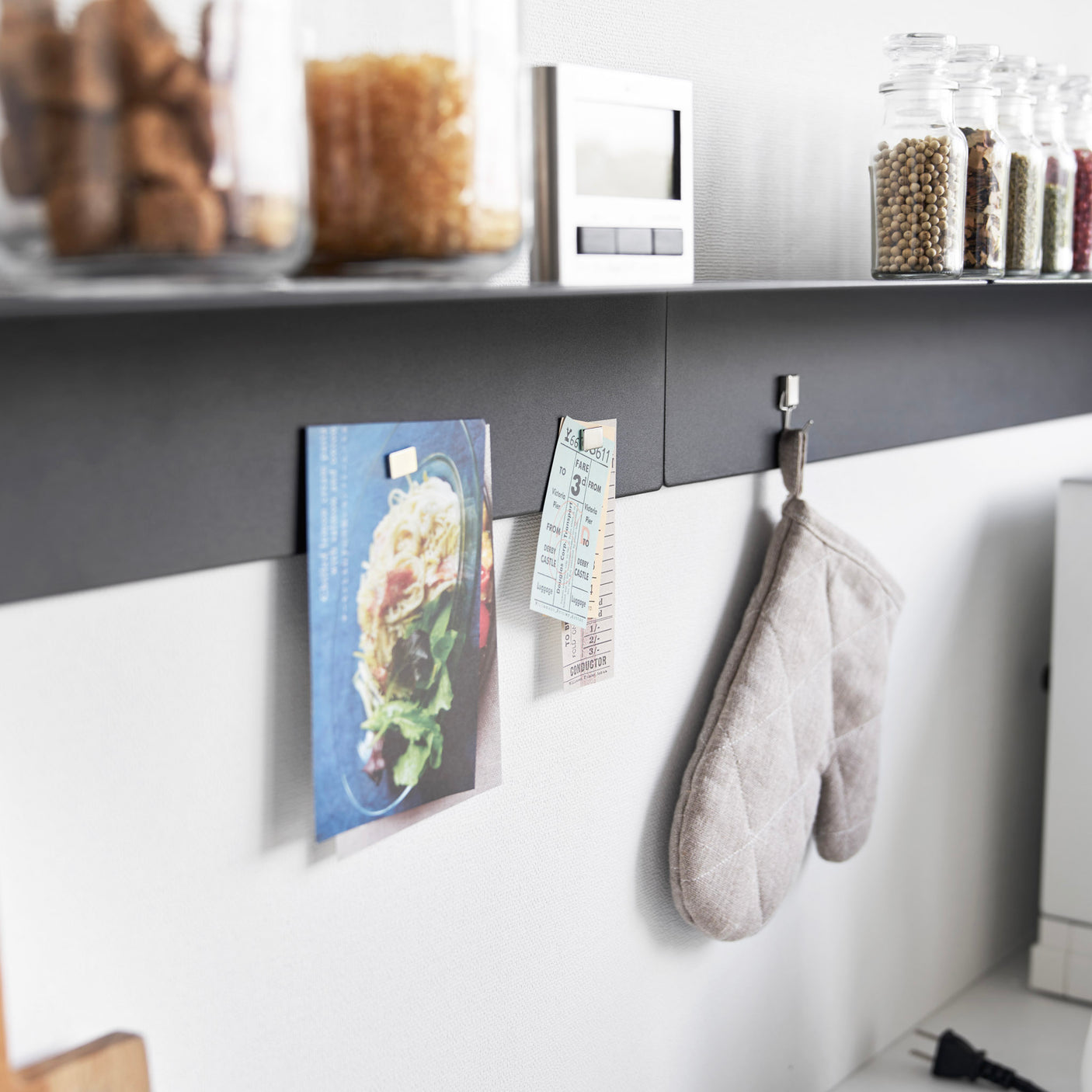 Kombinasjon av hyller med oppbevaring og oppheng for kjøkkenutstyr