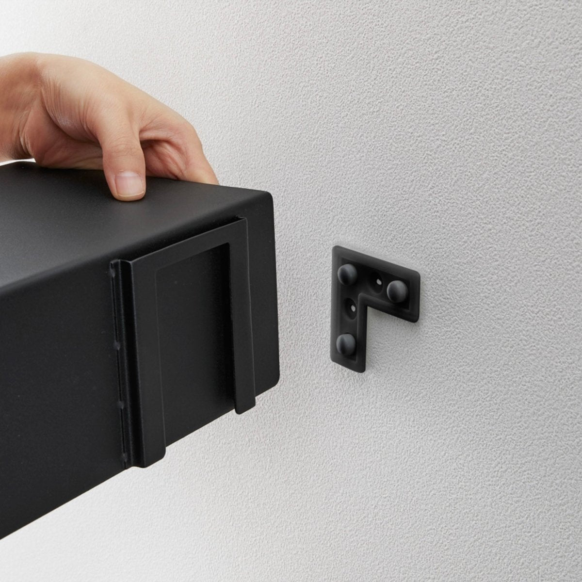 Vegghylle i sort metall 90 x 9 cm - Lindas Dekor