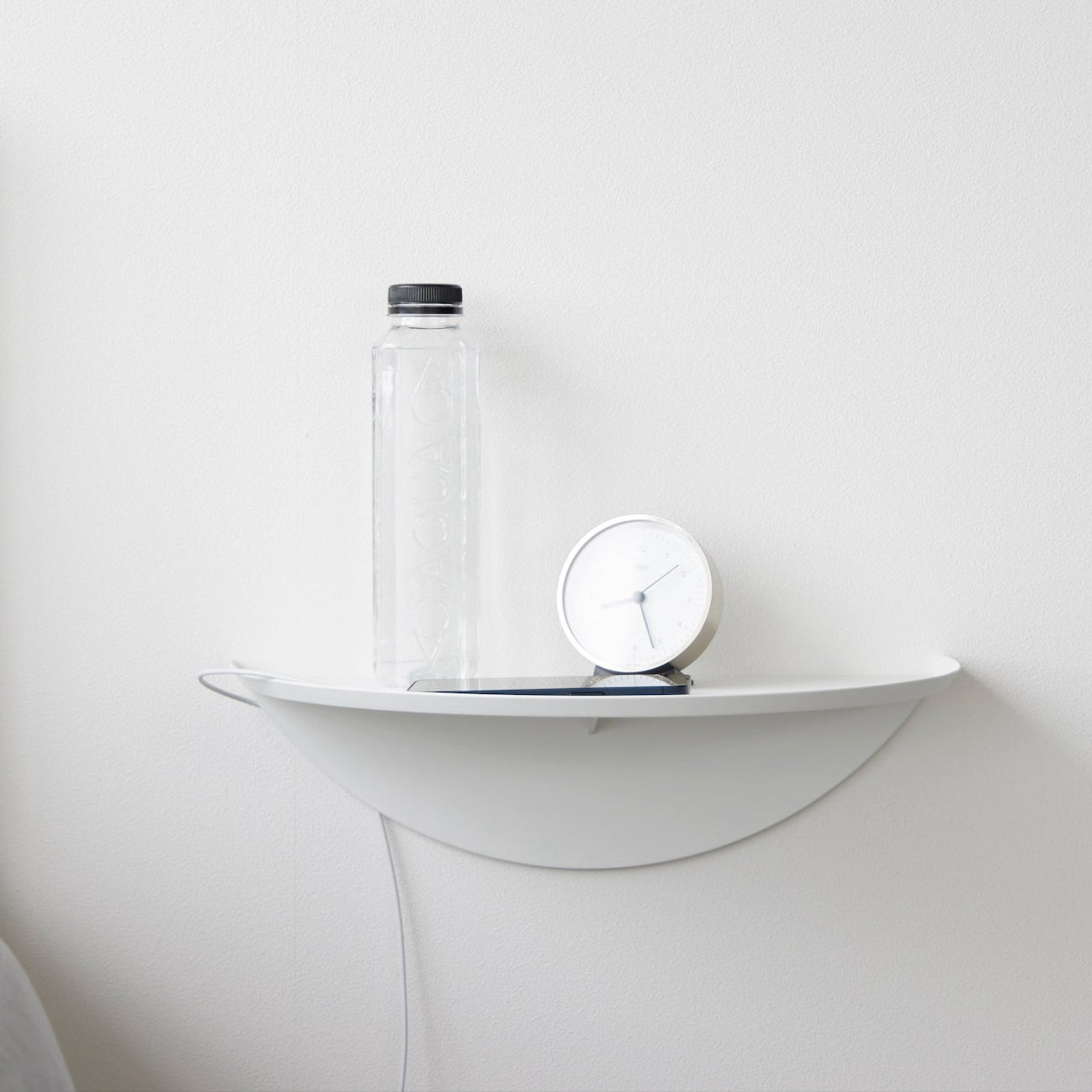 Dekorativ vegghylle med plass til små gjenstander.